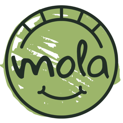 logo mola. Una moneda verde con una sonrisa y la palabra "mola" escrita en medio